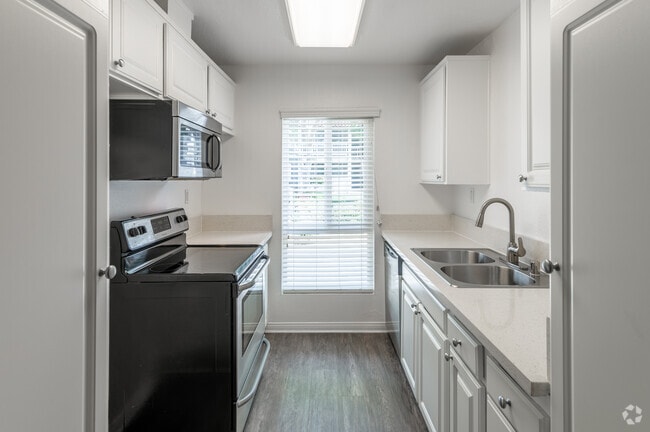 2BR, 2BA - 950SF - Serena Vista Apartments