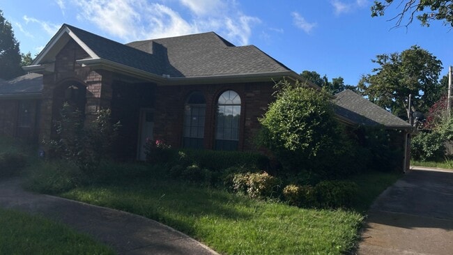 Building Photo - 1020 Baldwin Dr