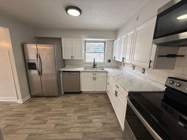 Building Photo - DELHI - Adorable 3 Bed 1 Bath Ranch 2 Car