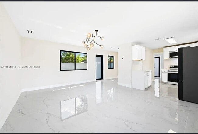 Building Photo - 721 SW 5th Ct