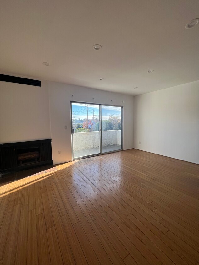 Foto principal - 1550 S Bundy Dr