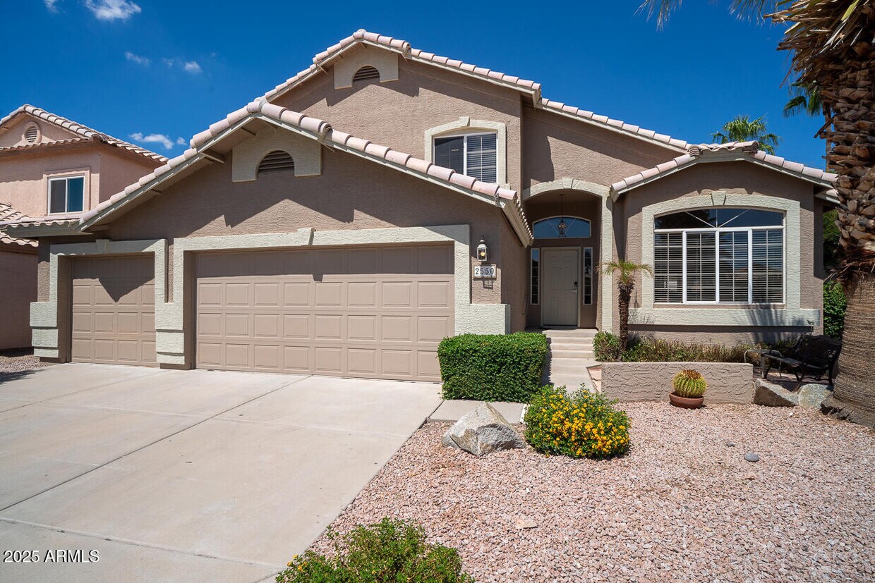 Primary Photo - 2550 E Taro Ln