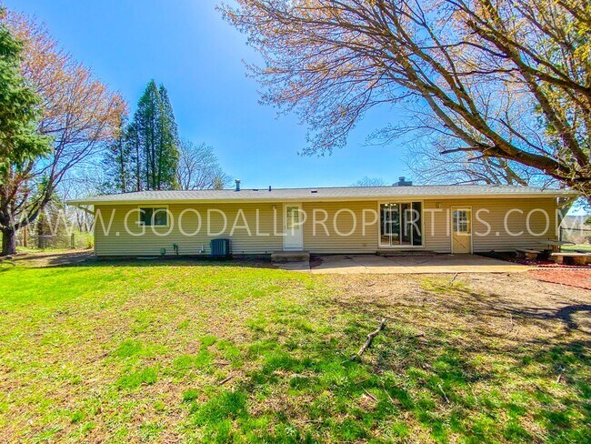 Building Photo - Short term lease available! 3 Bedroom 2 Ba...