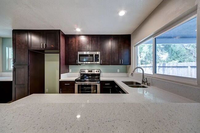 Building Photo - 5923 Revelstok Dr