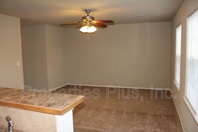 Building Photo - 2947 Creekside Dr