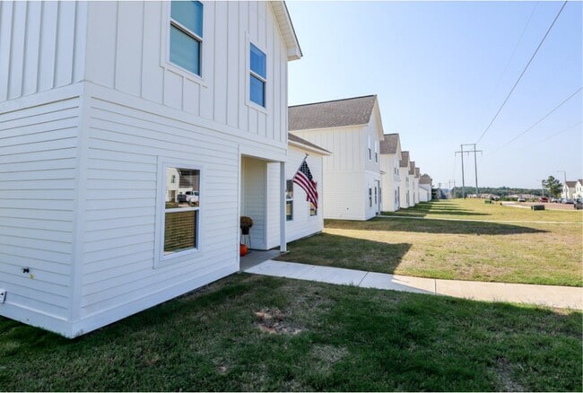 Building Photo - Villa West