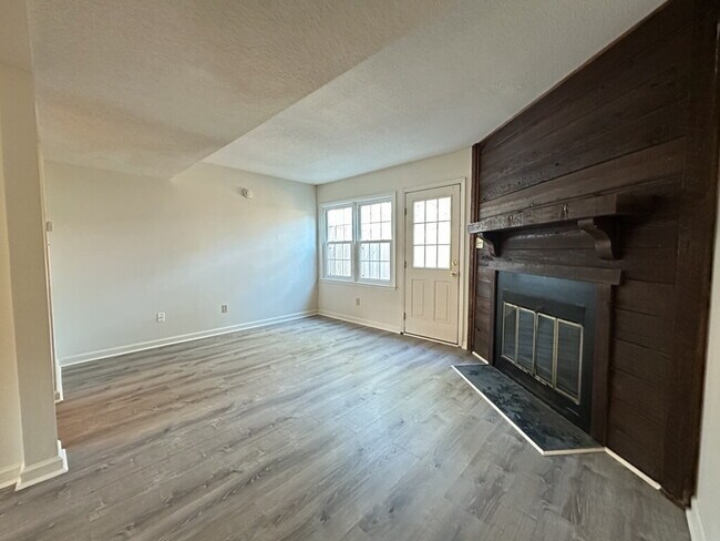 Foto del edificio - Charming 2 Bedroom, 1.5 Bath Townhome-103 Palace Circle