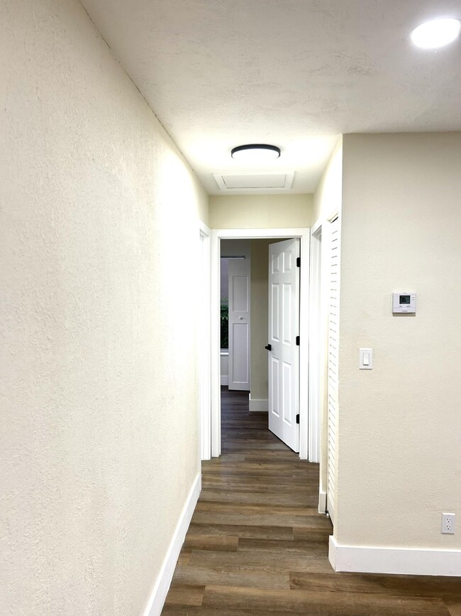 Building Photo - 1210 W 26th Ct