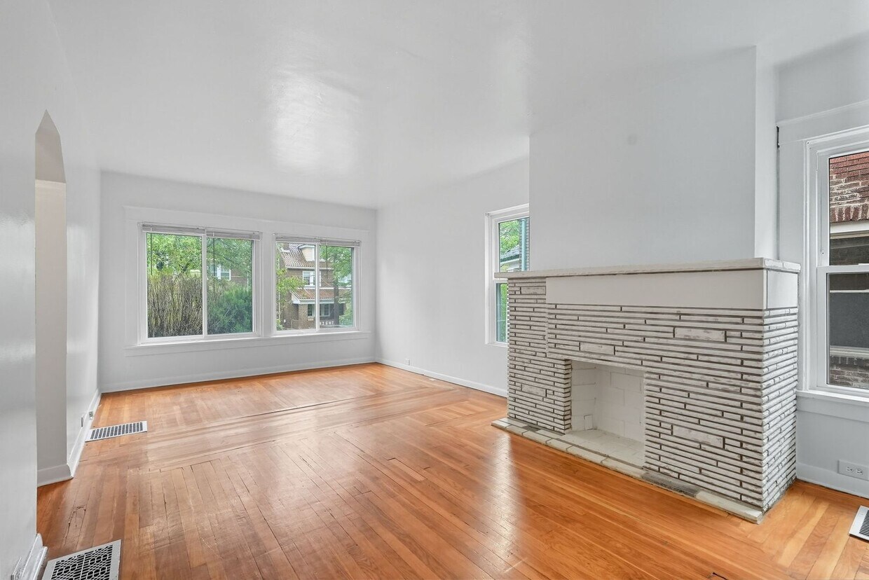 Foto principal - 6656-6656 Woodwell St