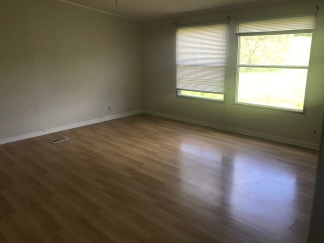 Building Photo - RENTAL WITH 4 ACRES!!