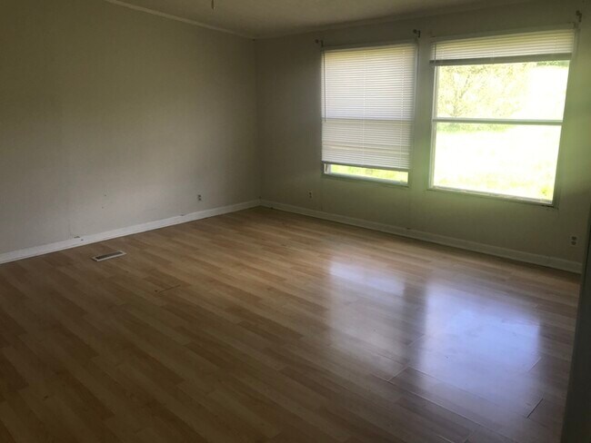 Foto del edificio - RENTAL WITH 4 ACRES!!