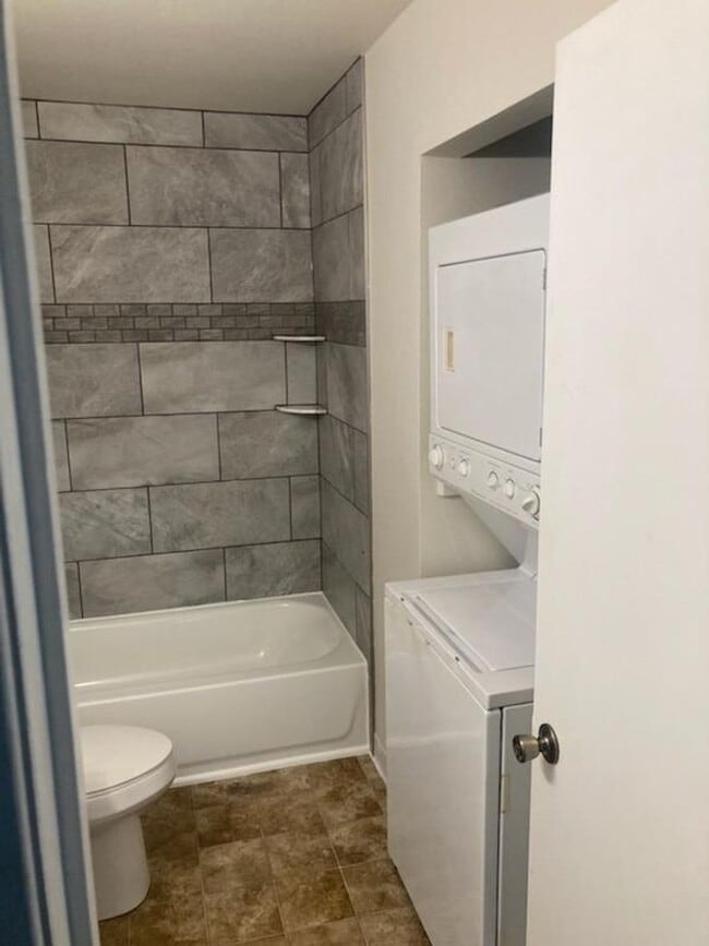 Building Photo - Cute, 3 bedroom apartment for rent in Spicer, MN