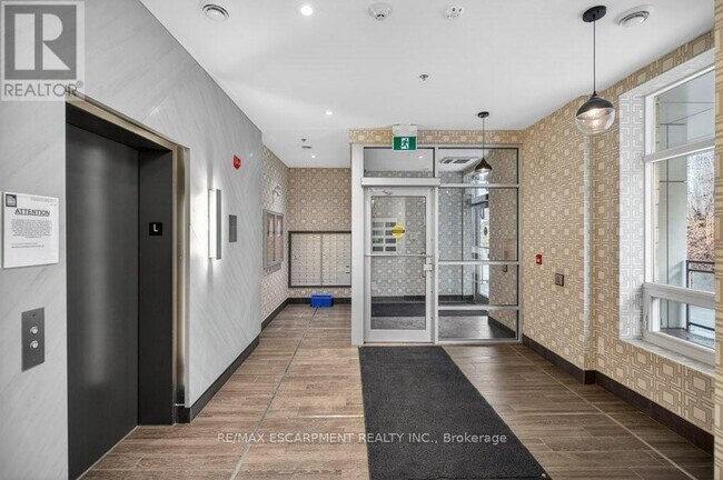 Building Photo - 479 Charlton Ave E