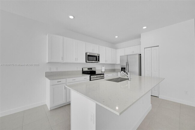 Foto del edificio - 4548 Hollister Ave