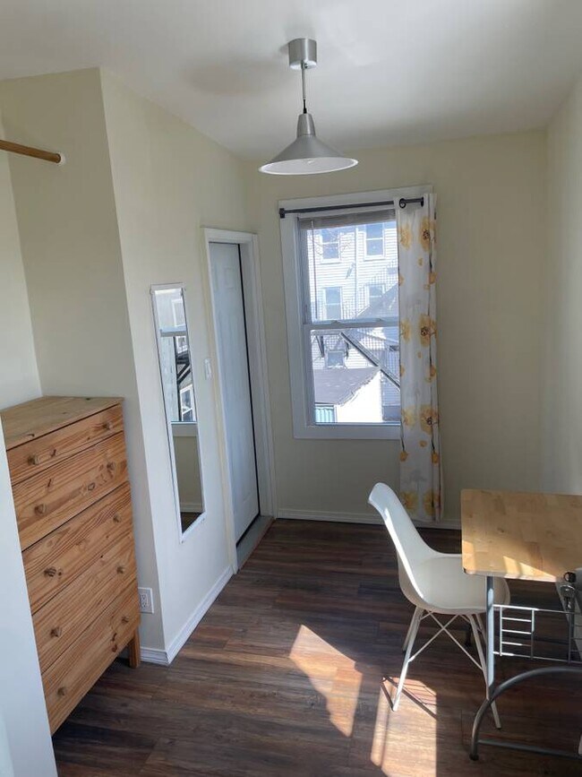 Building Photo - 10 Fulkerson St