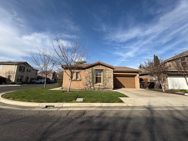 Foto del edificio - NW Visalia Home Near Shopping Center Rent ...