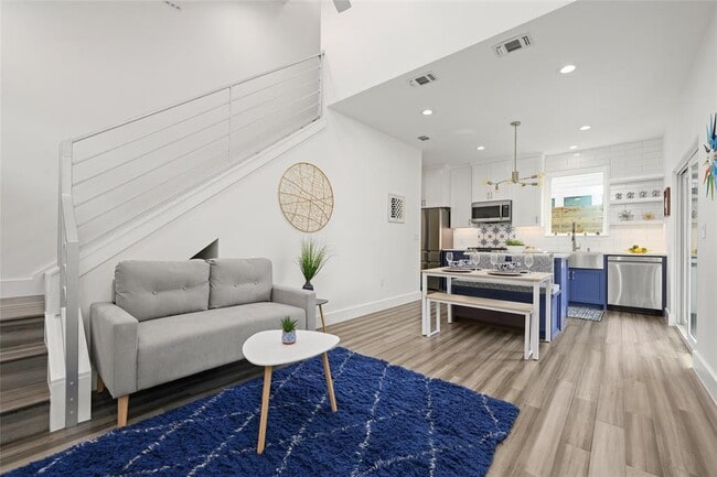 Building Photo - 2102 E 2nd St