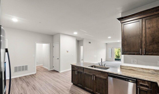 Foto del edificio - 8280 Heywood Cir