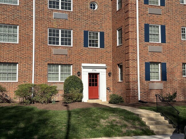 Building Photo - 1718 W Abingdon Dr