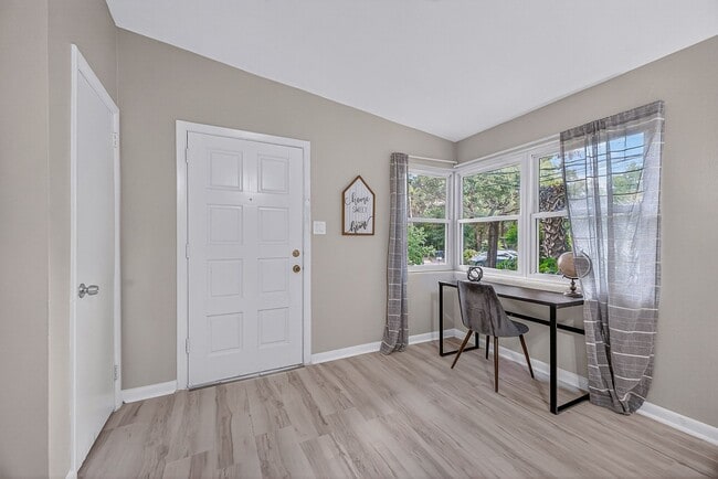 Foto del edificio - 901 S Madison Dr