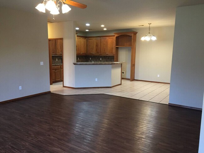 Building Photo - 2 Bed 2 Bath duples in Moore!