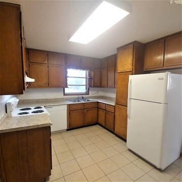 Building Photo - 3961 Lindsey Dr