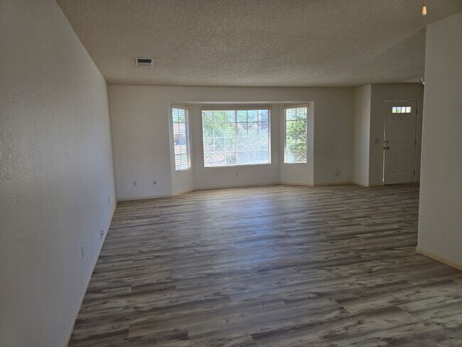 Foto del edificio - Coming Soon!! Wonderful neighborhood close...