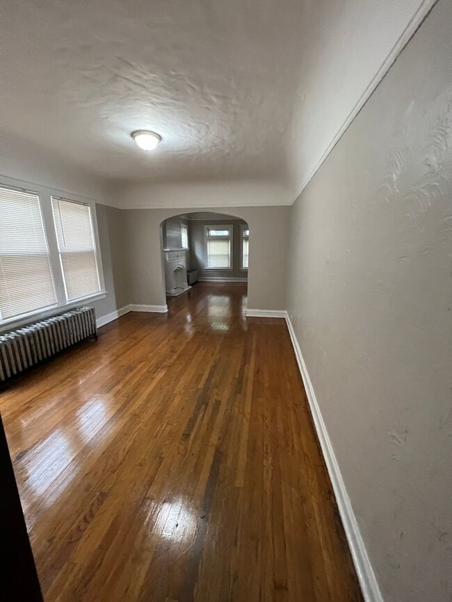 Building Photo - 5 bed/2 bath Home sits on a quiet block in...