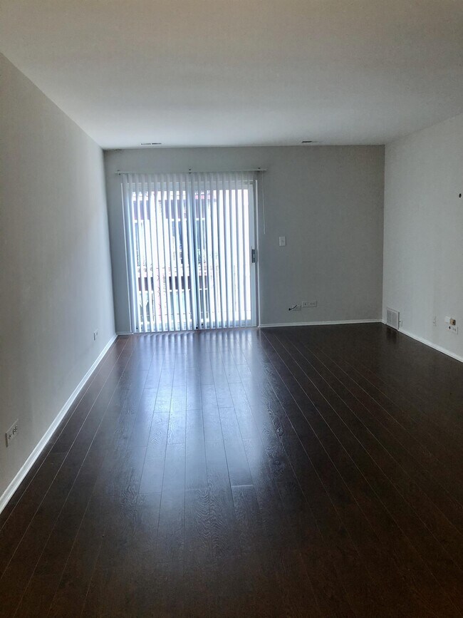 Building Photo - 1029 Des Plaines Ave