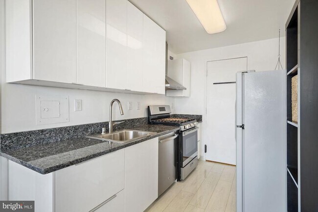 Foto del edificio - 10201 Grosvenor Pl