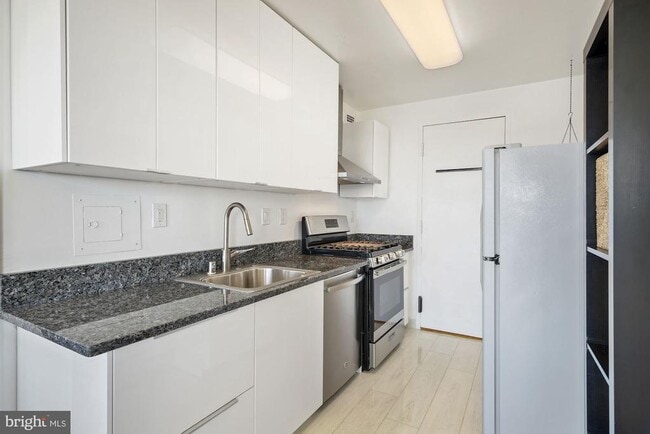 Building Photo - 10201 Grosvenor Pl