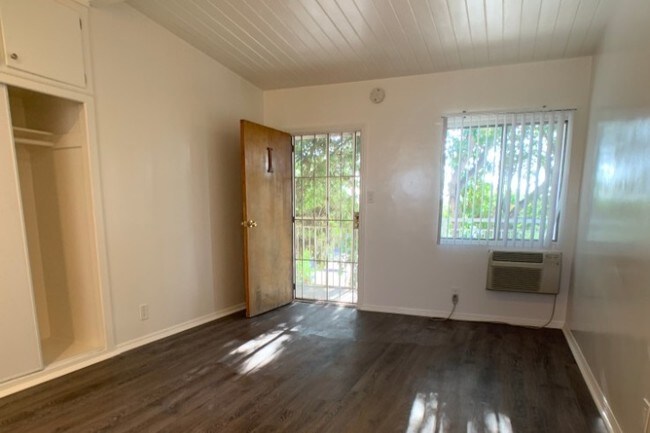 Building Photo - 1144 N Hollywood Way