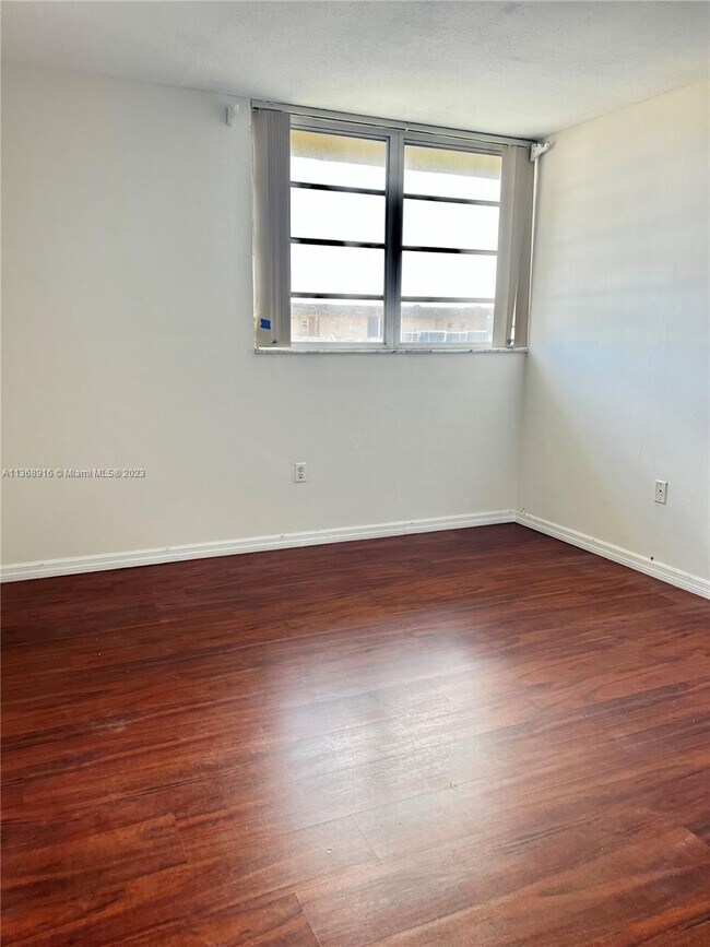Foto del edificio - 840 NW 87th Ave