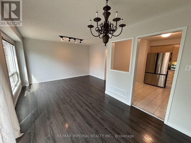 Building Photo - 5205 Glen Erin Dr