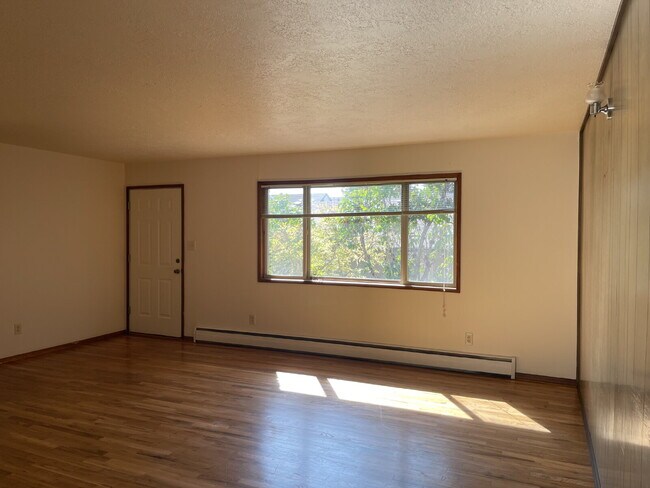 Foto del edificio - 2 Bedroom / 1 Bathroom Ground-Floor Apartment on SE Gladstone