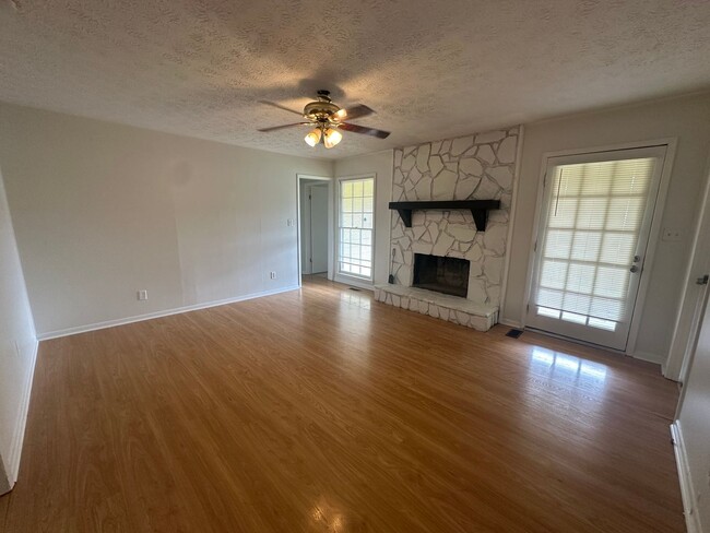 Building Photo - 2117 Marian Ln