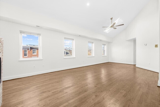 Building Photo - 723 S Charles St