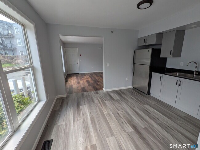 Foto del edificio - 619 Shelton St
