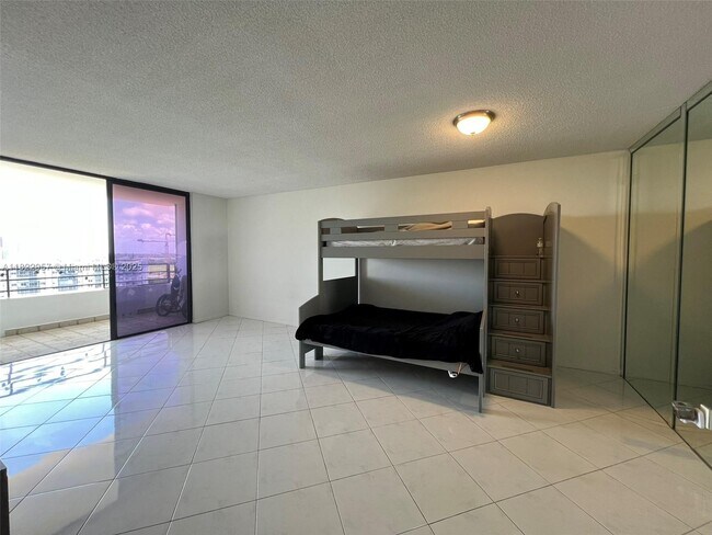Foto del edificio - 500 Three Islands Boulevard