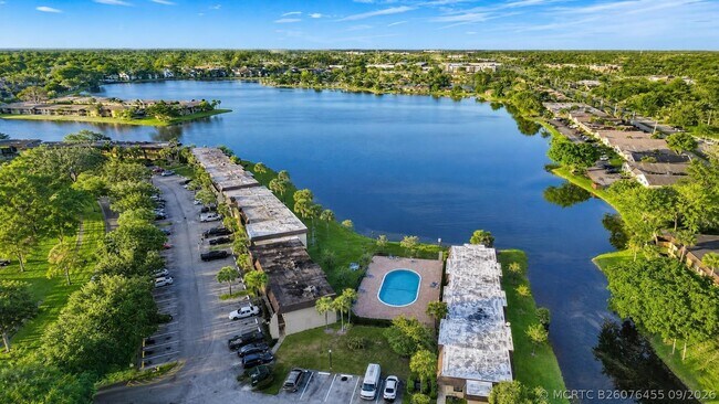 Foto del edificio - 416 Lakeside Dr