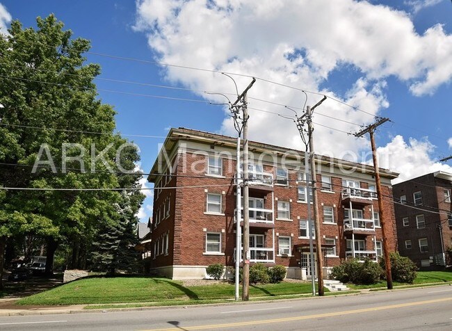Building Photo - 904 E 39th St