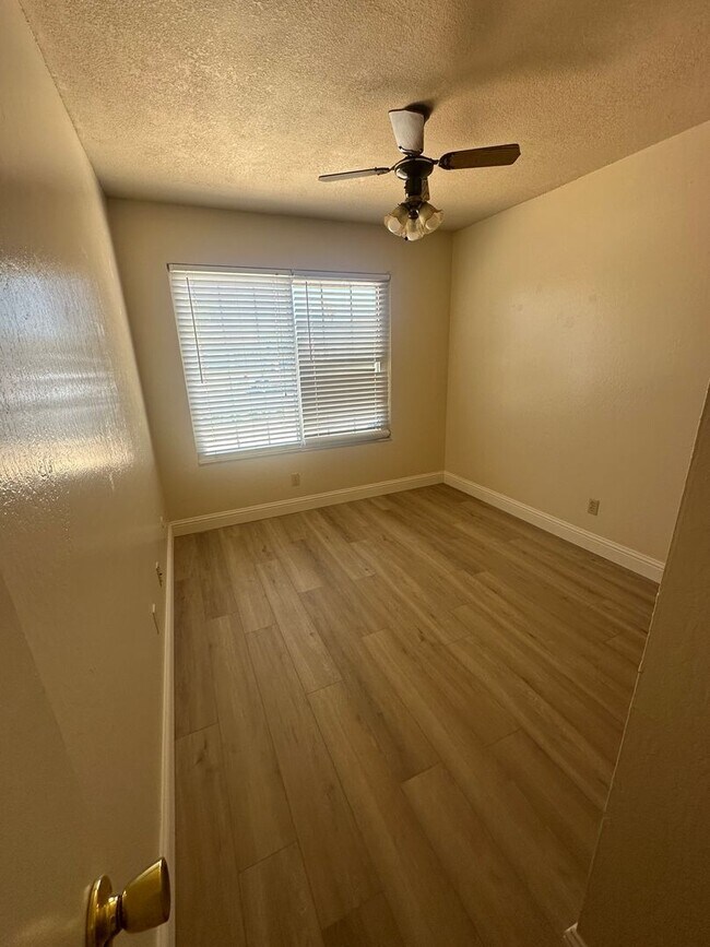 Building Photo - 3/2 in Tracy!