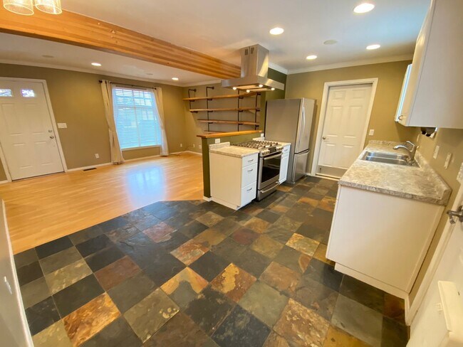 Foto del edificio - Beautiful 3 Bedroom Home with Custom Touches!