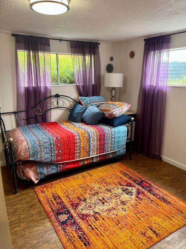 Trundle bed/ office space - 979 Manchester Rd