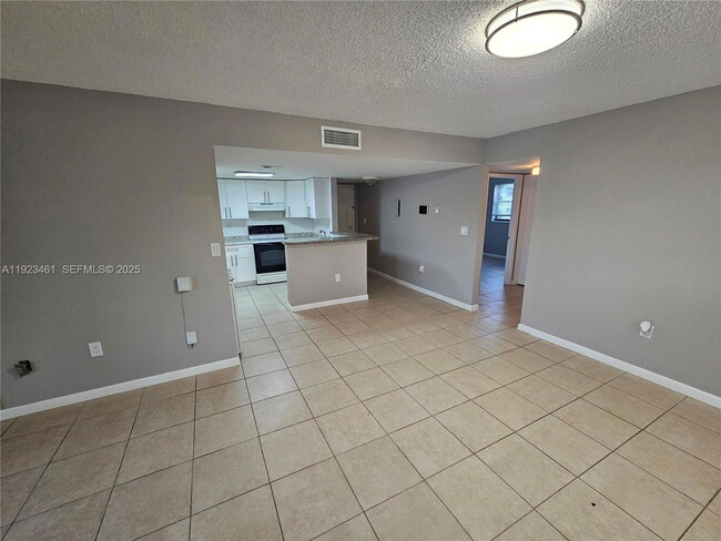 Foto del edificio - Nob Hill Lane, Sunrise, FL 33351 - 3 BR 2 BA condo