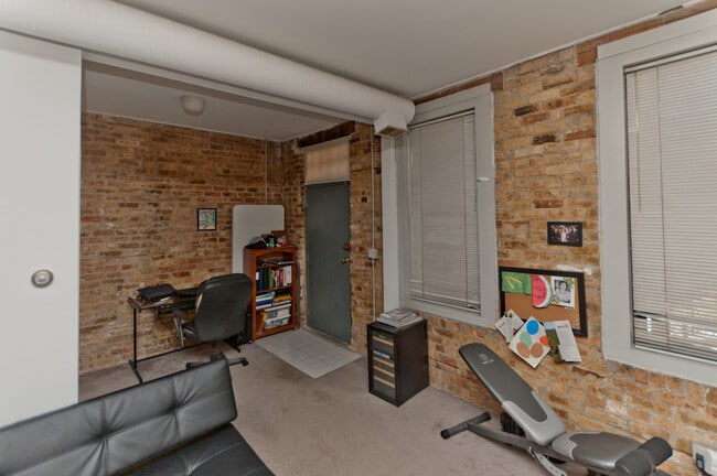 Building Photo - 2052 W Webster Ave