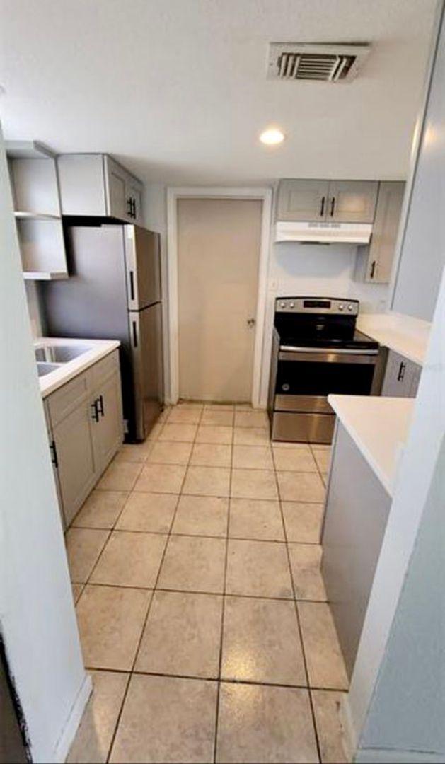 Building Photo - non-687 Royalty Ct