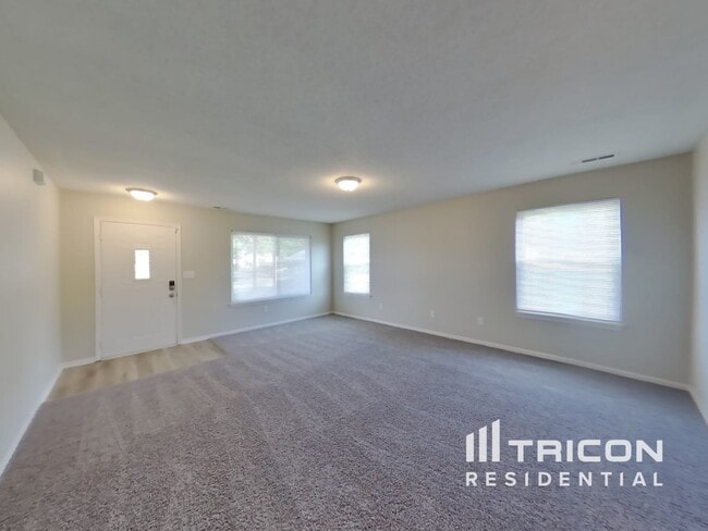 Building Photo - 1401 Thomas Dr