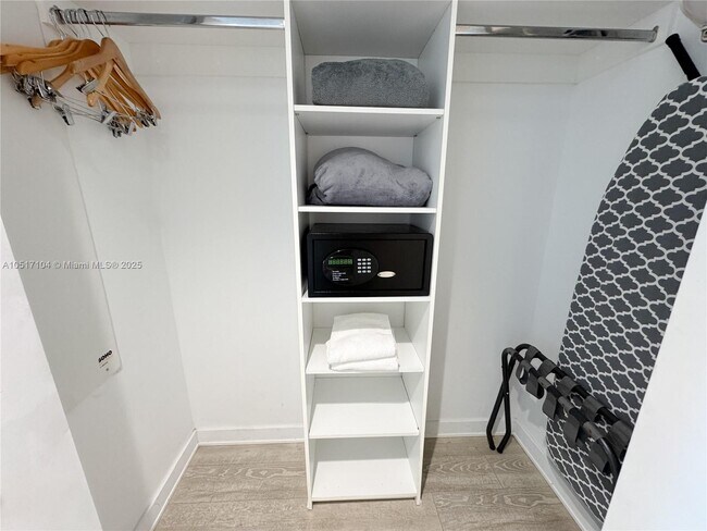 Foto del edificio - 2602 E Hallandale Beach Blvd