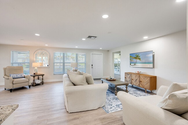 Building Photo - 1410 Curlew Ave